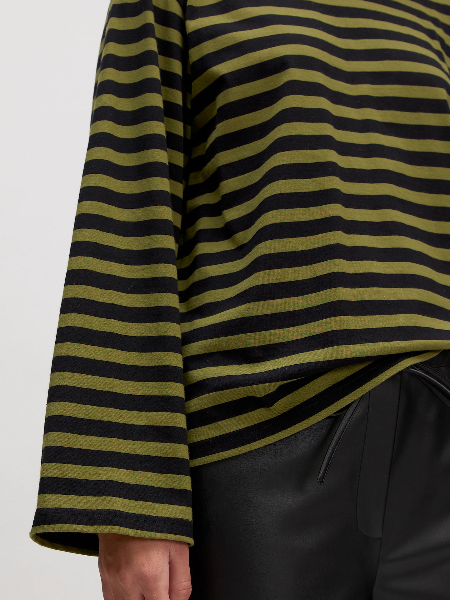 VERLEE Longsleeve - Black/Green