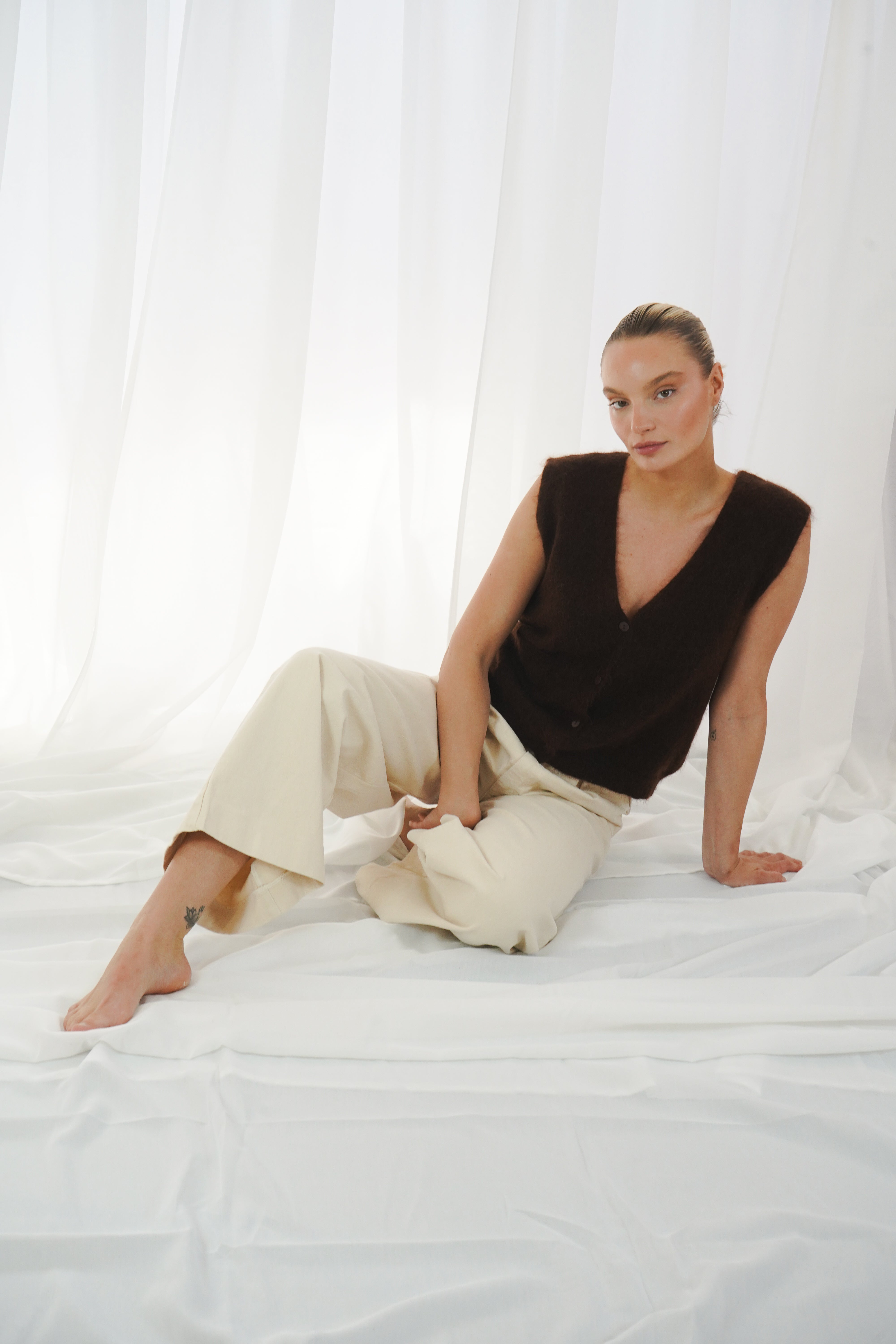 CASTLEROCK Sleeveless buttoned cardigan Chocolate