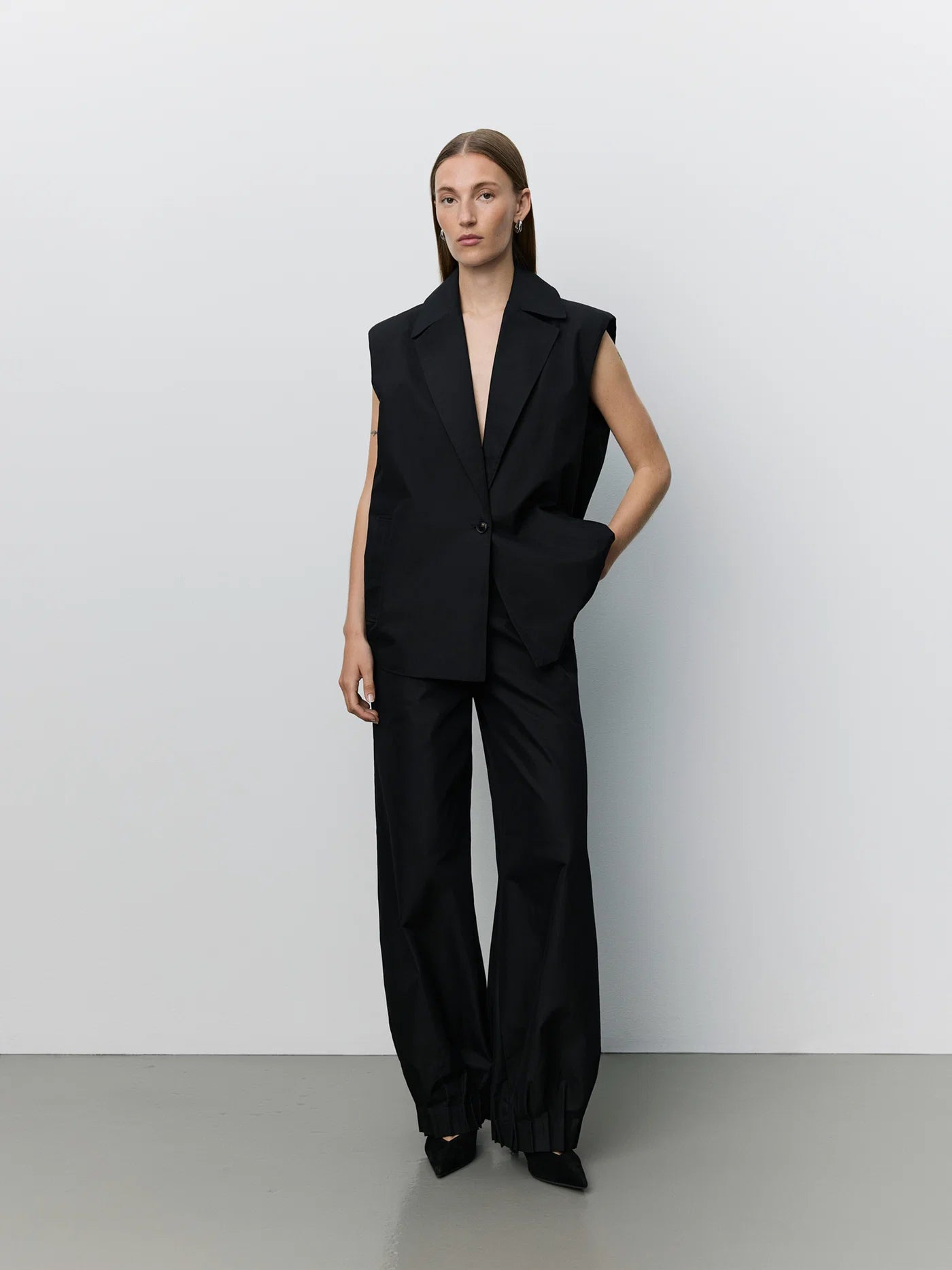 LANEASW Pleated Hem Vest - Black