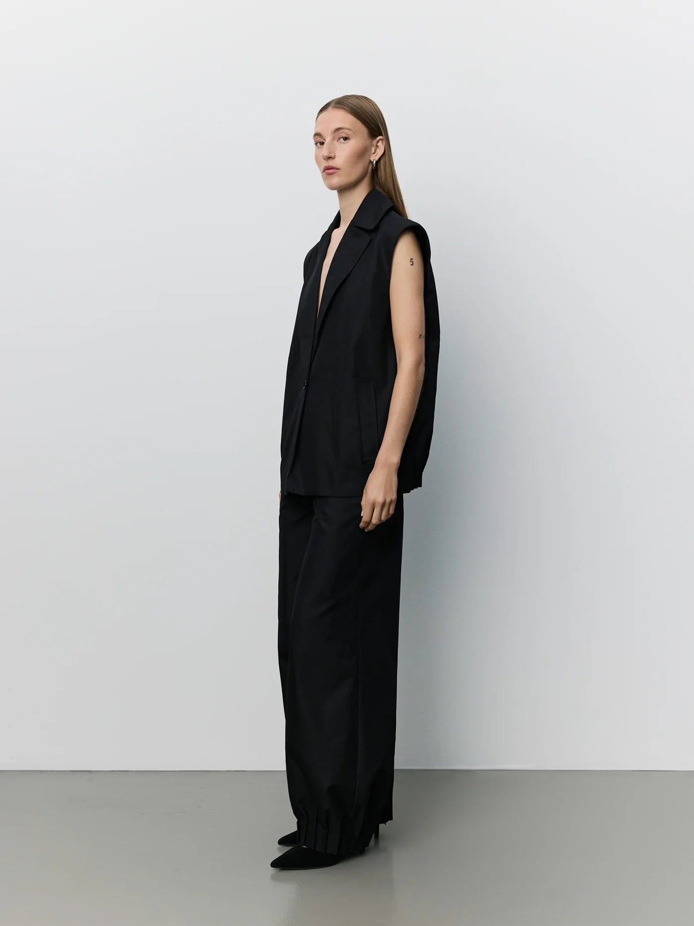 LANEASW Pleated Hem Vest - Black