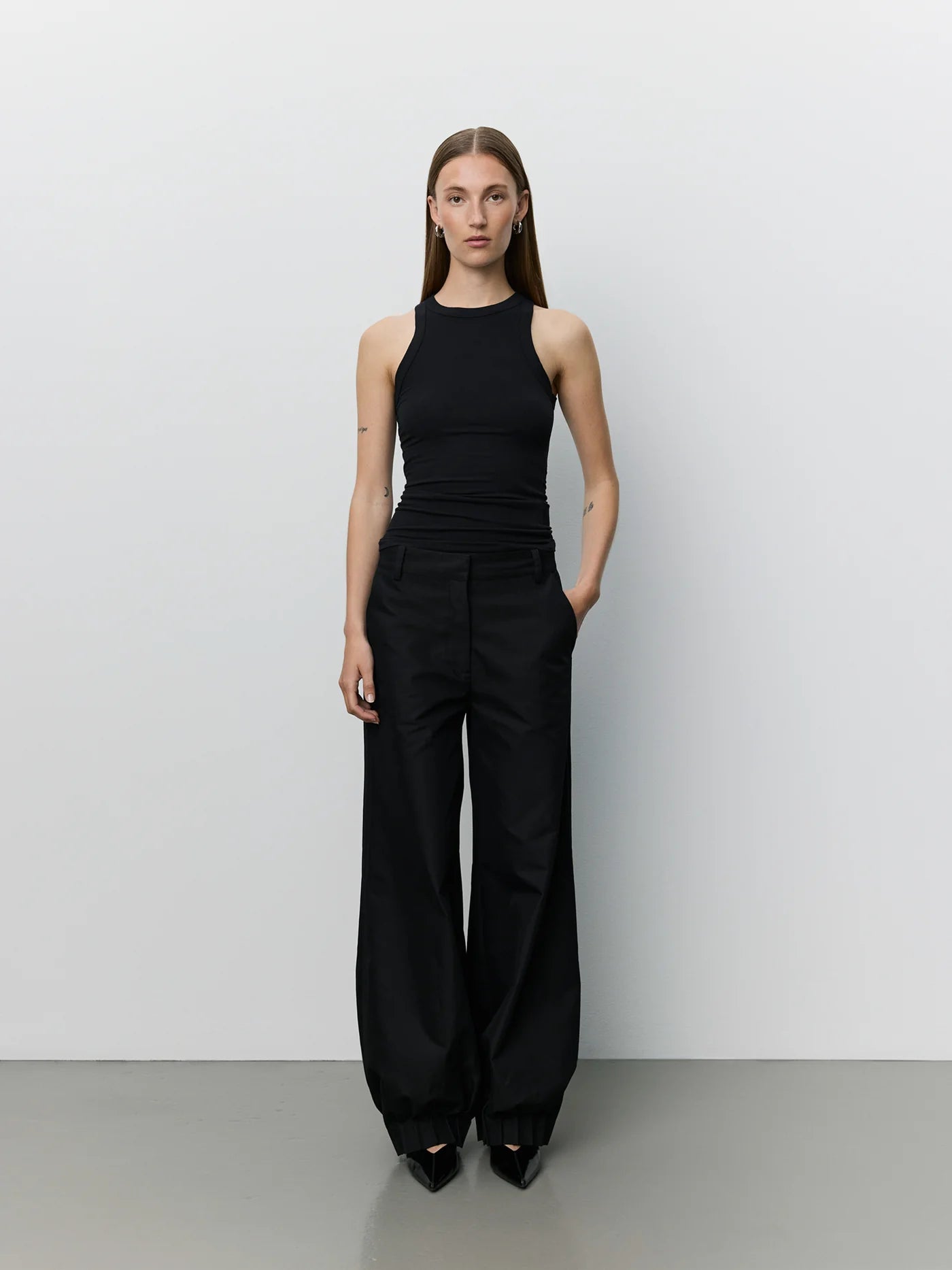 LOUANASW Pleated Hem Trousers - Black