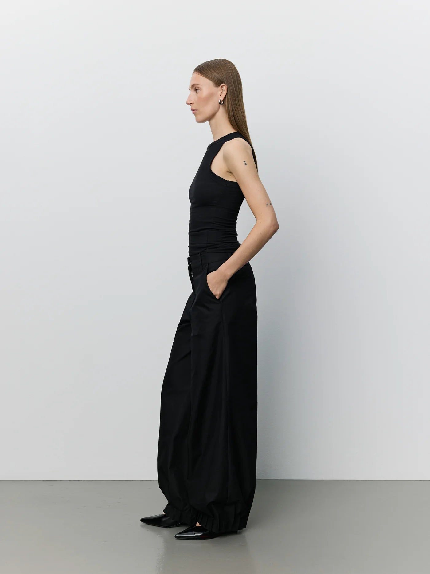 LOUANASW Pleated Hem Trousers - Black