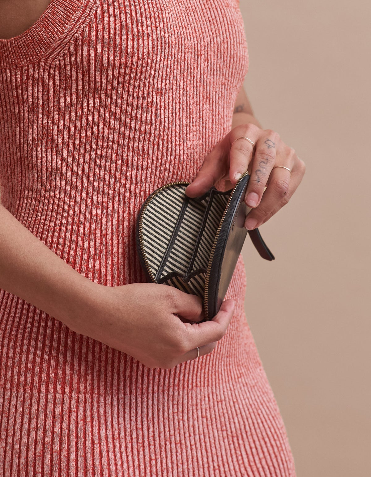 LAURA'S purse⎜Black classic leather