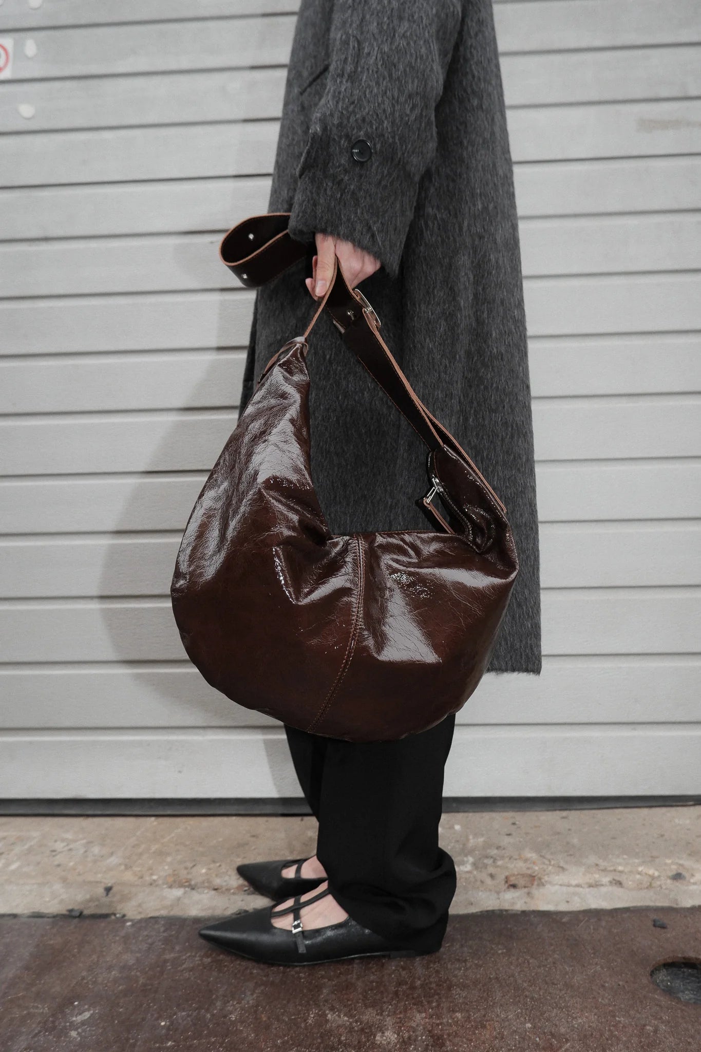 BUCKLE BANANA Bag XL - Crushed Patent Coffee