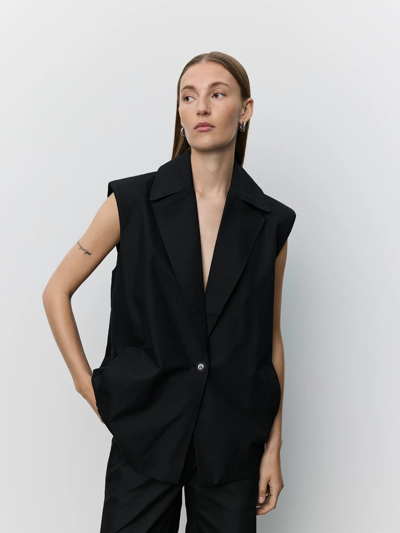 LANEASW Pleated Hem Vest - Black