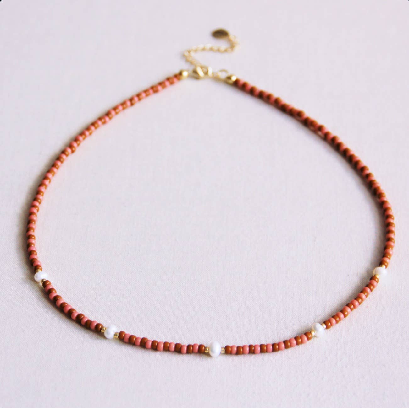 Beaded necklace with pearls - coral/cognac